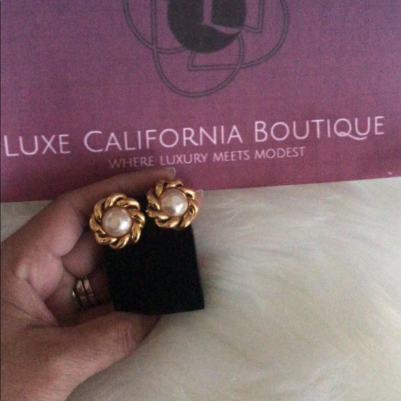 Authentic 100% Chanel Pearl Earrings . - Picture 7 of 8